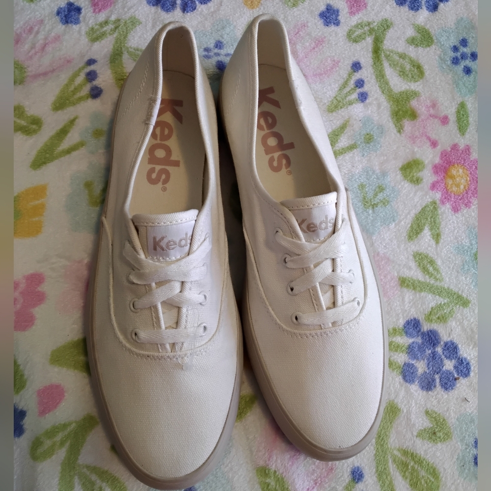 Keds Women’s size 9.5 9 1/2 creme colored flats sneakers tennis shoes New w tags